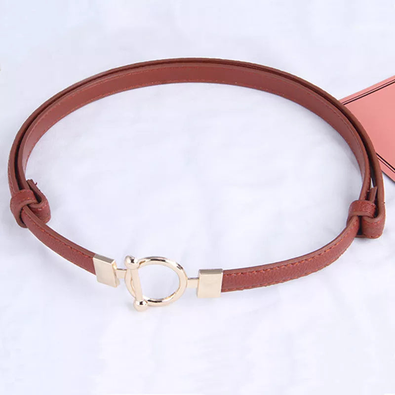 Brauner Ledergürtel mit goldener Schnalle, modisches Accessoire, Damenmode, elegant und stilvoll.