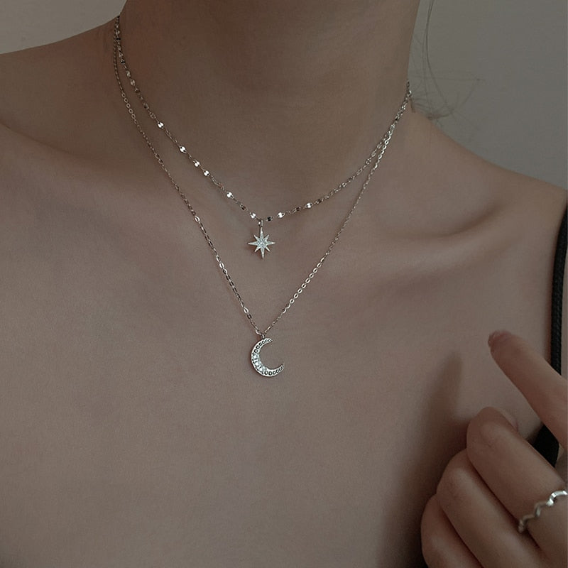 Doppelte Silberhalskette mit Mond- und Sternanhänger, eleganter Schmuck für Damen.