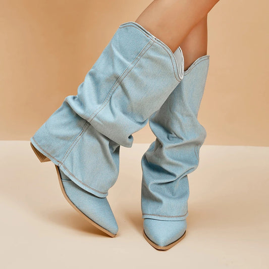 Damen Cowboy-Stiefel aus hellblauem Denim, spitzer Zeh, hoher Absatz, modisch.