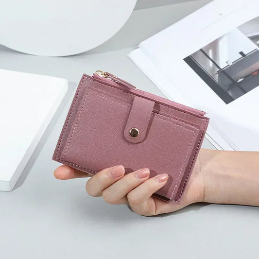 Rosa Damen-Geldbörse aus Leder, kompakt, mit Druckknopf, stilvoll und praktisch.