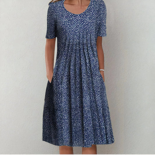 Damenkleid blau mit weißen Punkten, knielang, kurzärmelig, Sommermode, Freizeitkleidung.