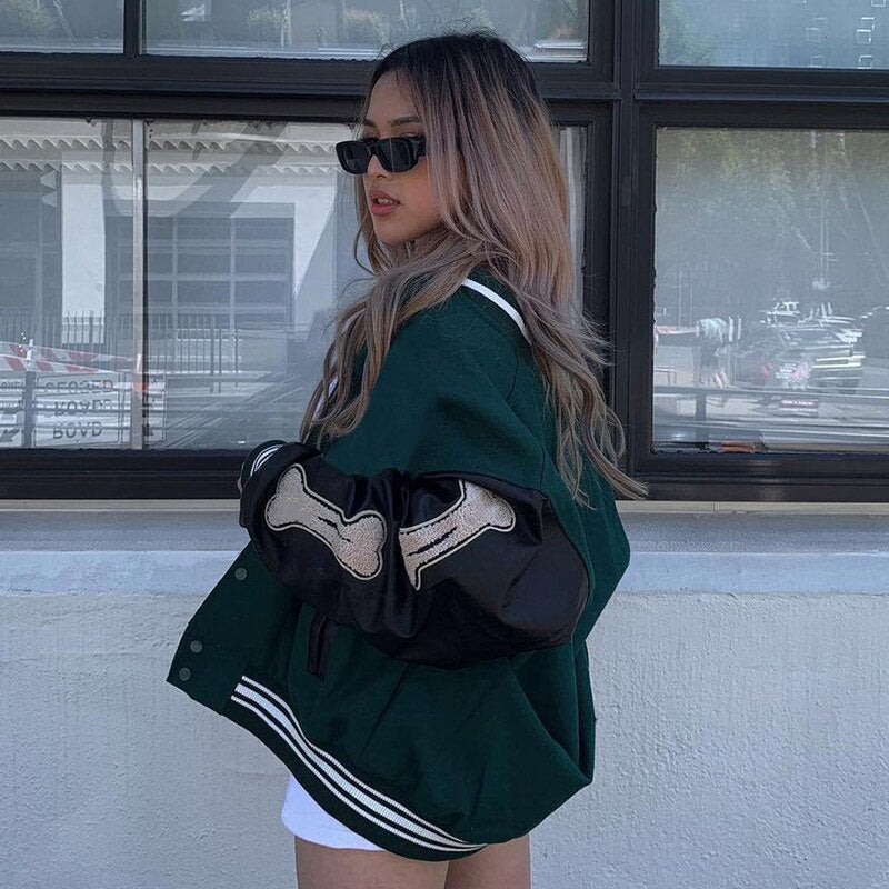Damen Oversized Baseballjacke grün-schwarz, Kontrastfarben, modisch, Knopfleiste.