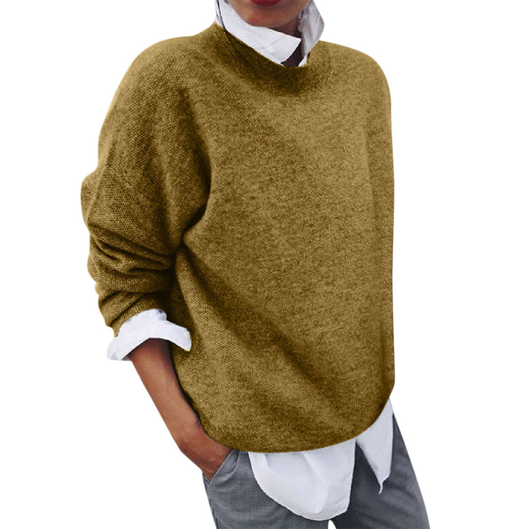 Damenpullover beige, Strick, lässig, Herbstmode, Langarm, Rollkragen, über weißem Hemd.