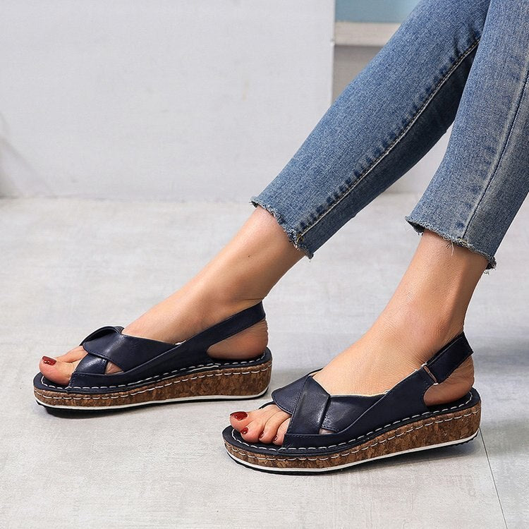 Damen Sandalen, schwarz, Keilabsatz, Leder, Sommermode, bequem, lässig, Jeans kombiniert.
