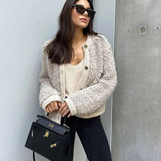 Frau in beiger Teddyjacke, schwarze Sonnenbrille, schwarze Handtasche, lässiger Look, Mode.