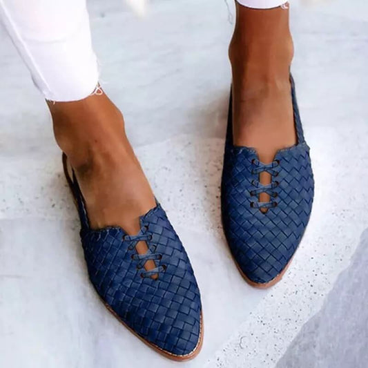 Blaue geflochtene Damen-Slipper aus Leder, modische Sommerschuhe, bequem und stilvoll.