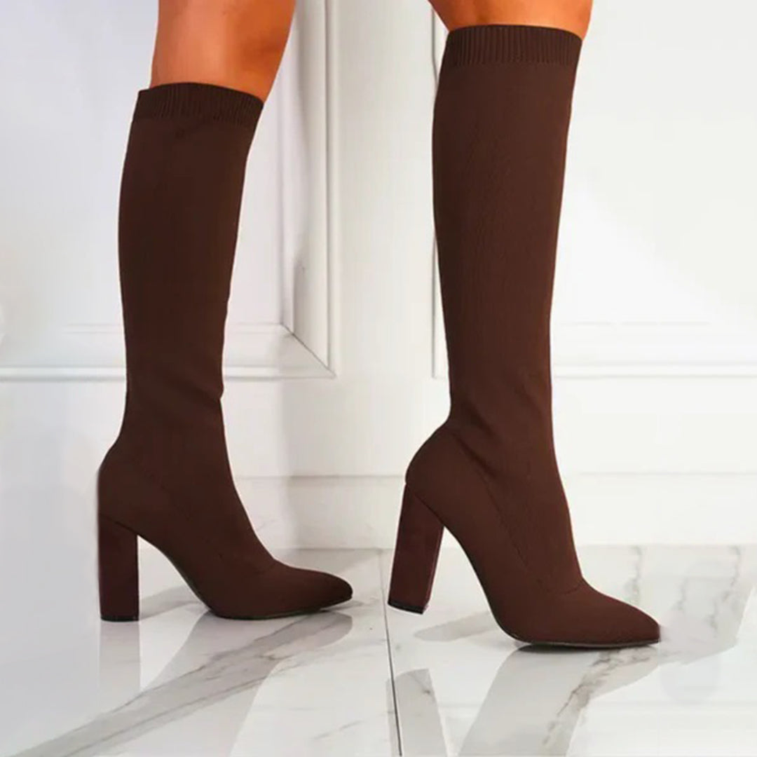 Braune kniehohe Stiefel mit Blockabsatz, Damenmode, elegantes Design, Herbst-Winter-Trend.