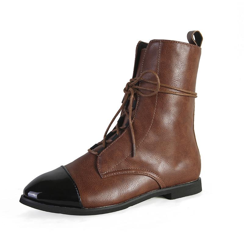 Brauner Lederstiefel mit schwarzer Kappe, Schnürung, modisch, Damenstiefel, Herbstmode.