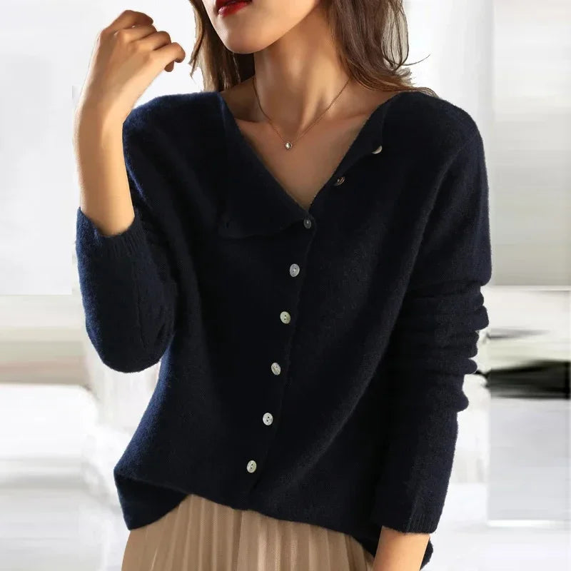 Damenpullover aus schwarzem Strick mit V-Ausschnitt und Knopfleiste, elegant und modisch.