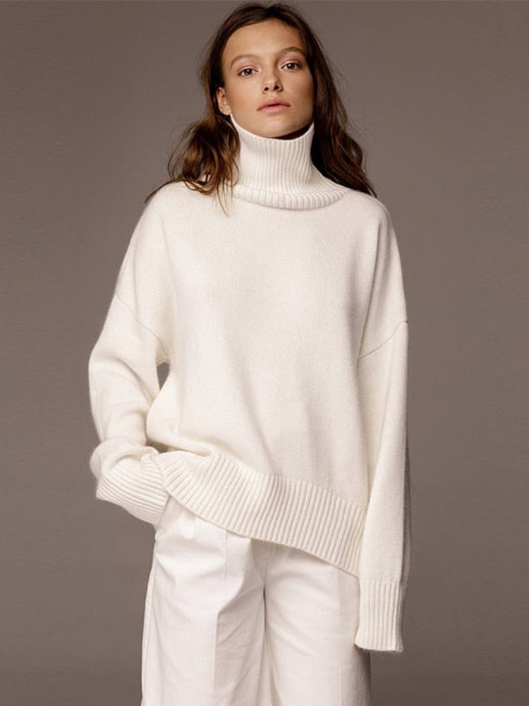 Frau in weißem Rollkragenpullover aus Wolle, lässig geschnitten, modisch, elegant.