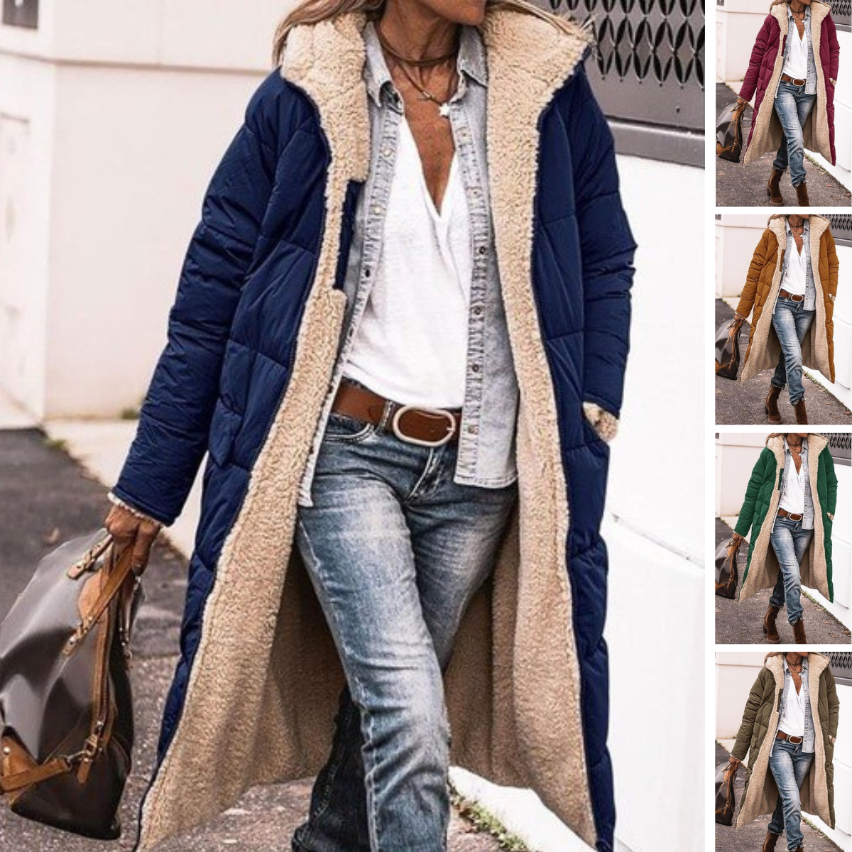 Frau in blauem Wintermantel mit Kunstfell, Jeans und Tasche, verschiedene Farben rechts angezeigt.