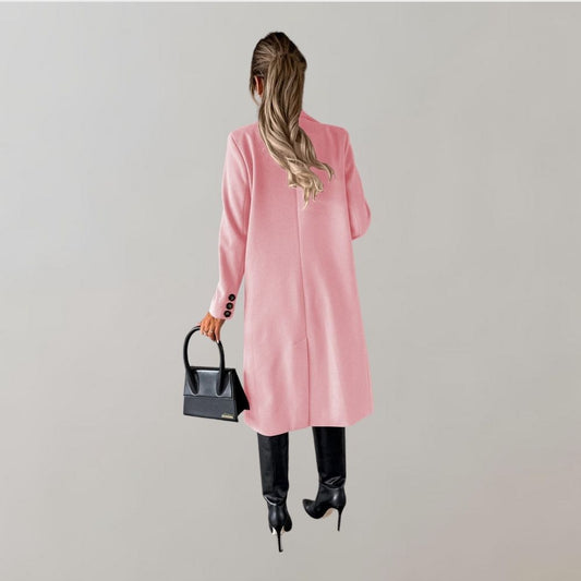 Damen Wintermantel rosa, elegant, lang, mit schwarzen Stiefeln und Tasche, modisch.