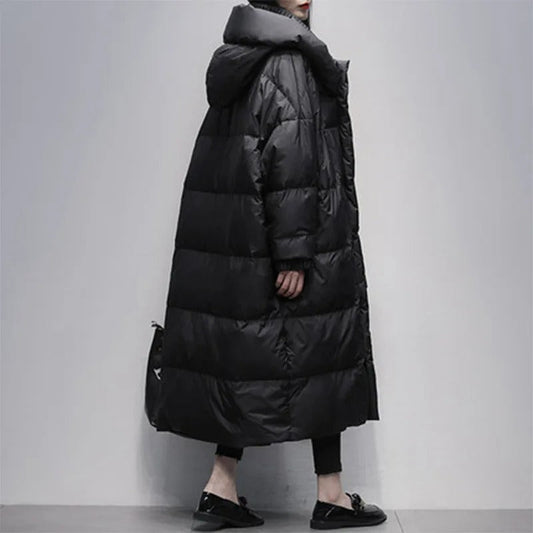 Schwarzer langer Daunenmantel Damen, Winterjacke, warm, modisch, Kapuze, seitliche Ansicht.