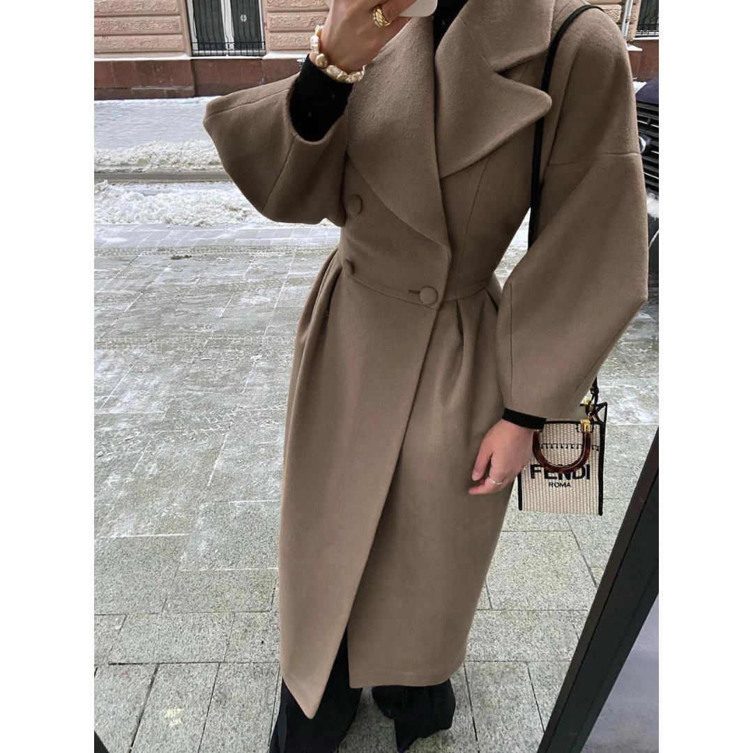 Damen-Wollmantel beige, doppelreihig, elegantes Design, Wintermode, Straßenhintergrund.