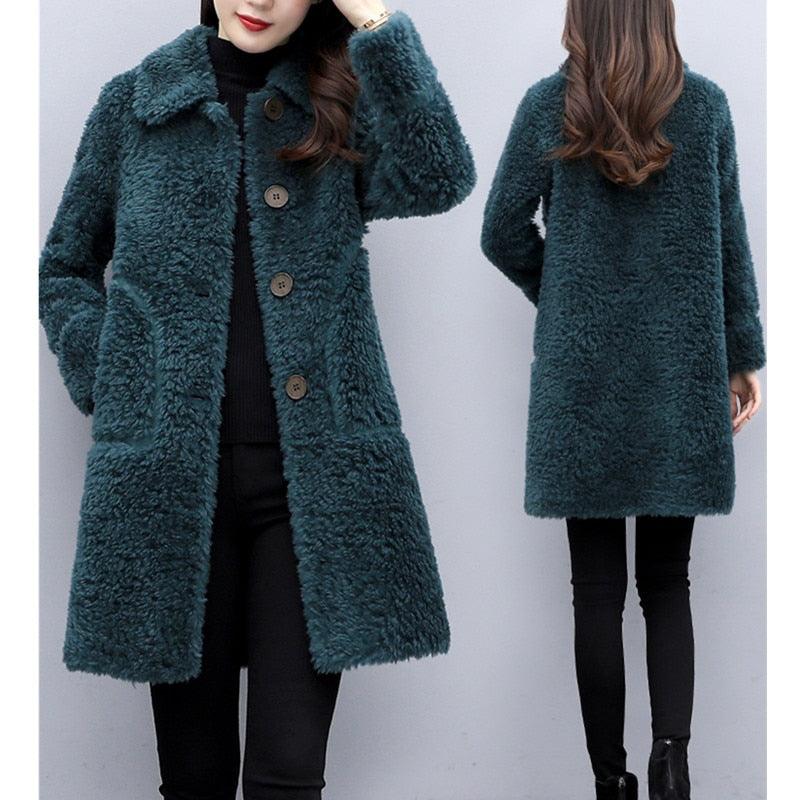 Damen Wintermantel aus Kunstpelz, dunkelgrün, mit Knöpfen, warm und stilvoll.