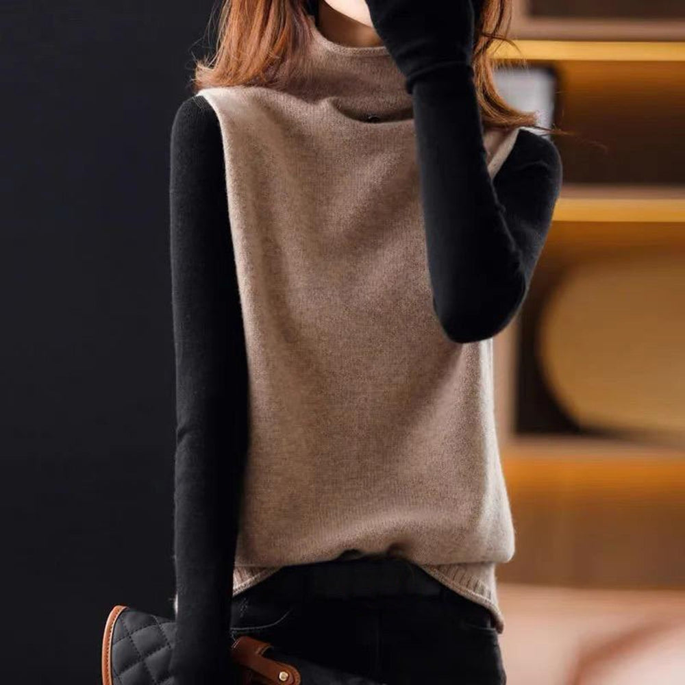 Damen Rollkragenpullover beige, ärmellos, mit schwarzen Ärmeln, eleganter Winterlook.