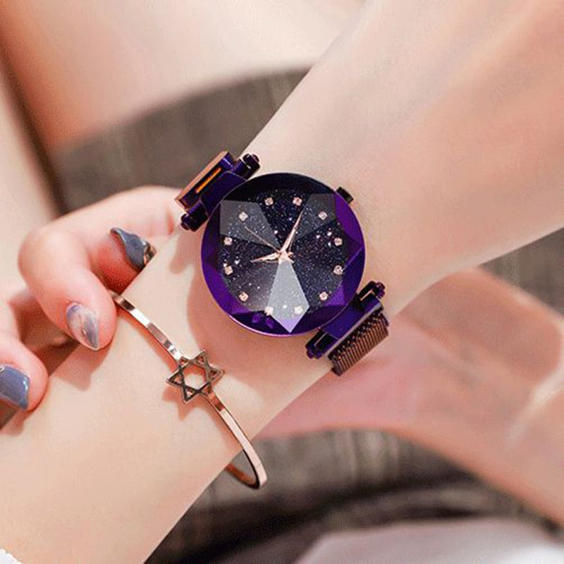 Lila Damenarmbanduhr mit Kristallzifferblatt, modisches Design, elegantes Accessoire.