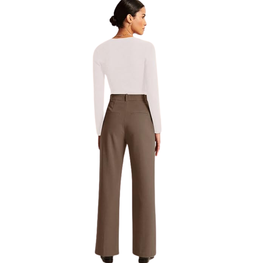 Frau in brauner Anzughose und weißem Oberteil, Rückansicht, elegante Damenmode.