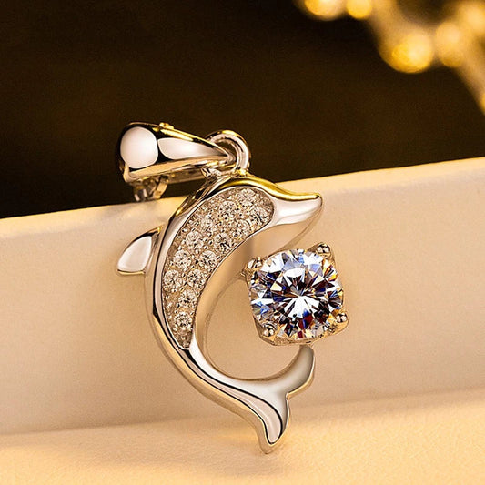 Silberner Delfin-Anhänger mit Kristall, funkelnder Schmuck, elegantes Design, Geschenkidee.