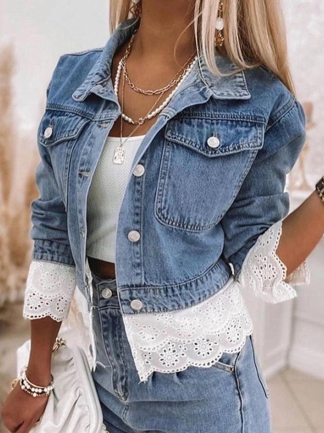 Frau in blauer Jeansjacke mit Spitzenärmel, weißem Top und Kette, modisch, lässig.