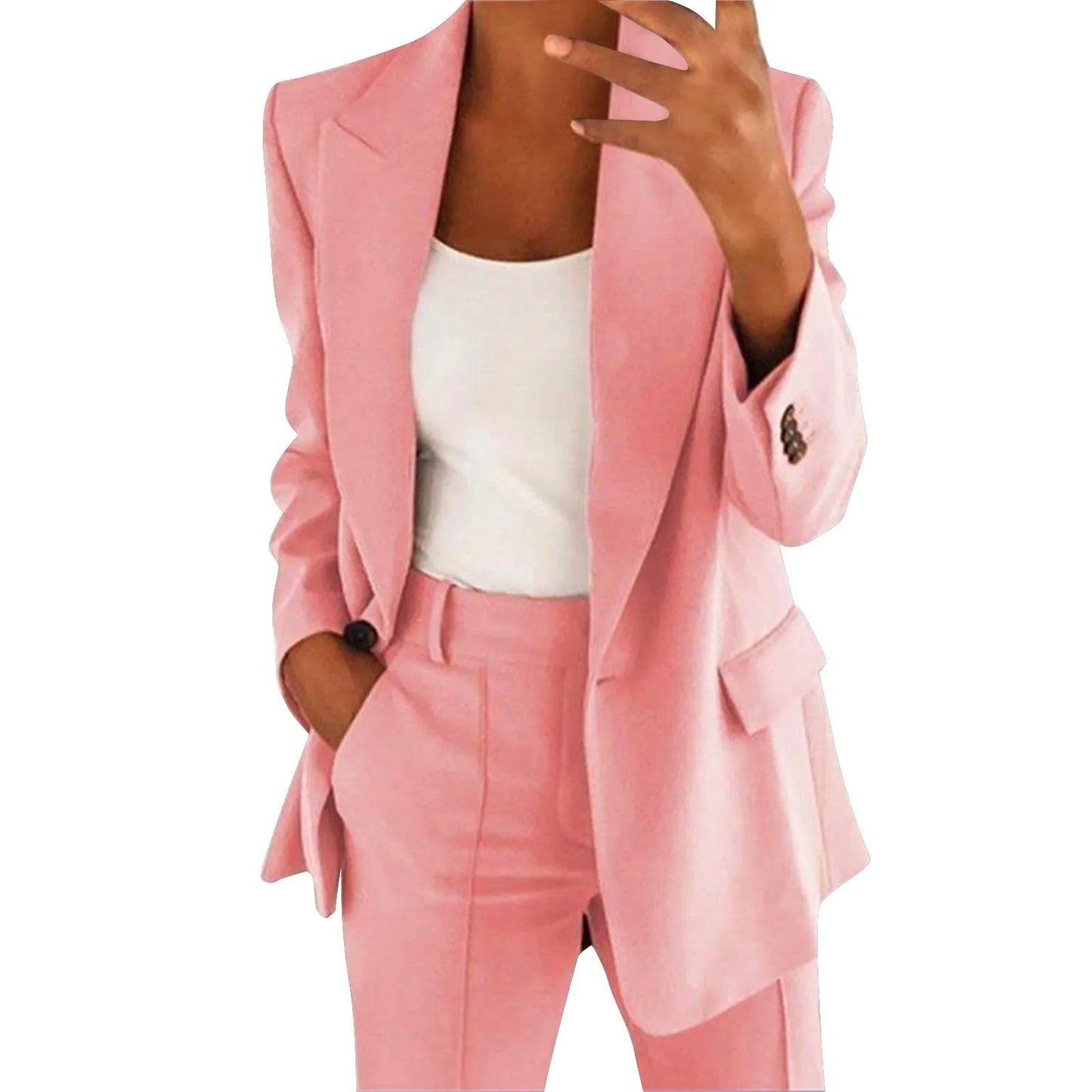 Frau in rosa Anzug mit weißem Top, modisch, elegant, Business-Outfit, Damenmode.