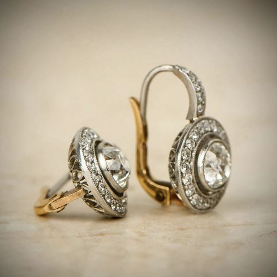 Antike Diamant-Ohrringe aus Gold und Silber, Vintage-Schmuck, elegantes Design.