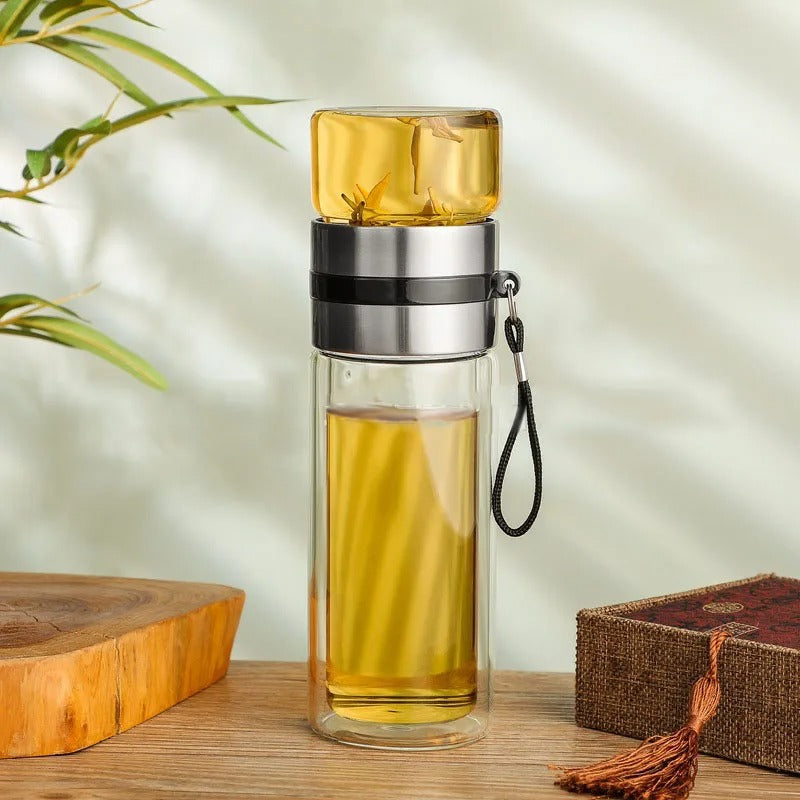 Doppelwandige Glas-Teeflasche mit Edelstahl-Deckel, Teesieb, Tragriemen, 500ml, transparent.
