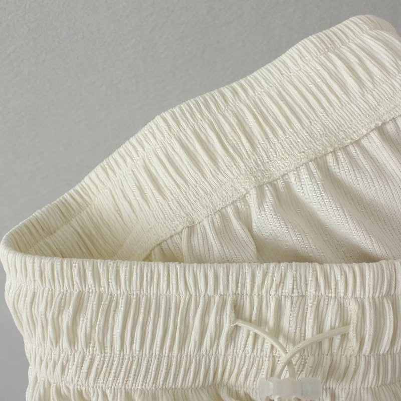 Weiße, geraffte Baumwollhose, elastischer Bund, bequeme Damenmode, Freizeitkleidung.