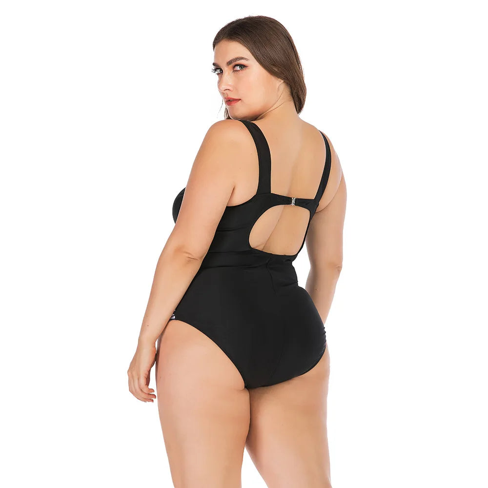 Frau im schwarzen Badeanzug, Rückansicht, Plus-Size, elegantes Design, Strandmode.