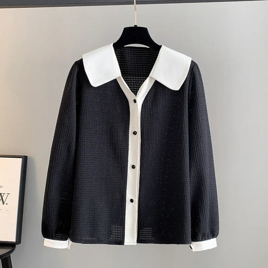 Schwarze Damenbluse mit weißem Kragen und Knopfleiste, elegantes Design, Langarm.