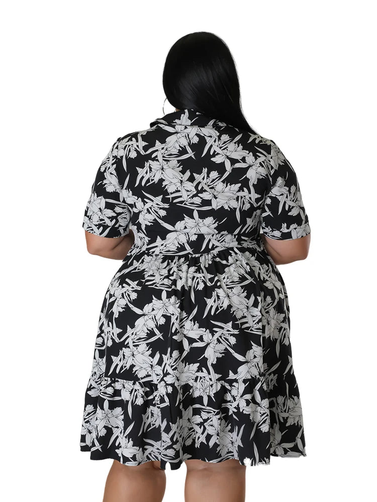 Schwarzes Kleid mit weißem Blumenmuster, Plus-Size, kurze Ärmel, knielang, Damenmode.