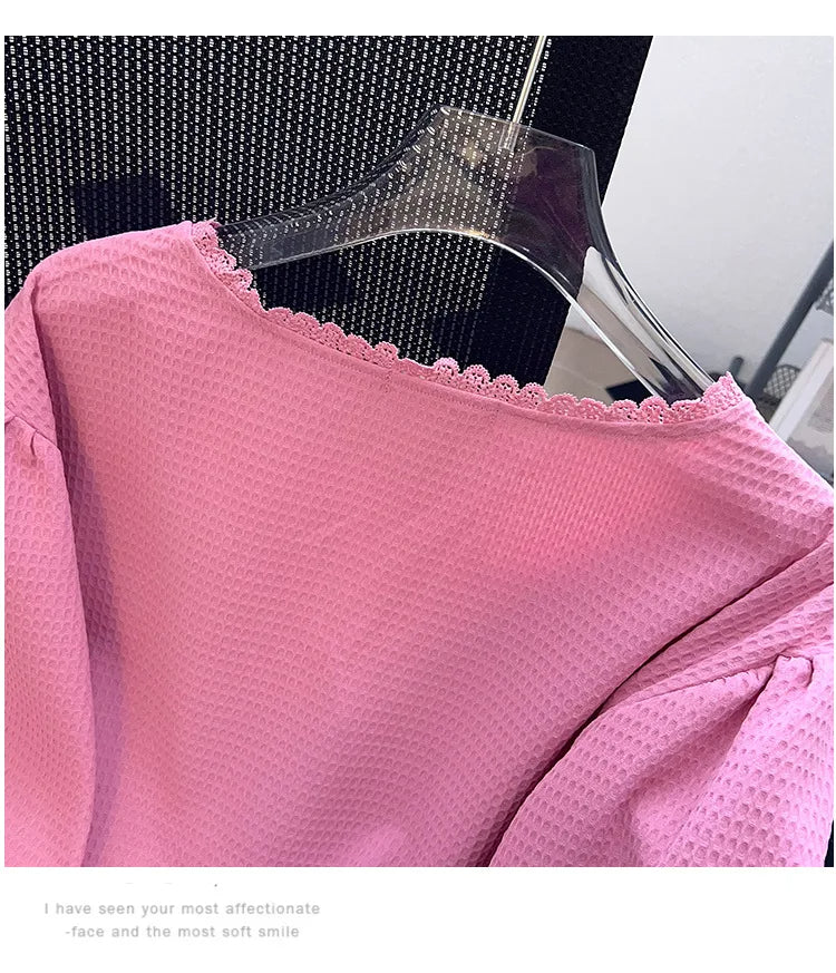 Rosa Damenbluse aus Baumwolle mit Spitzenkragen auf Kleiderbügel, modisch, elegant.