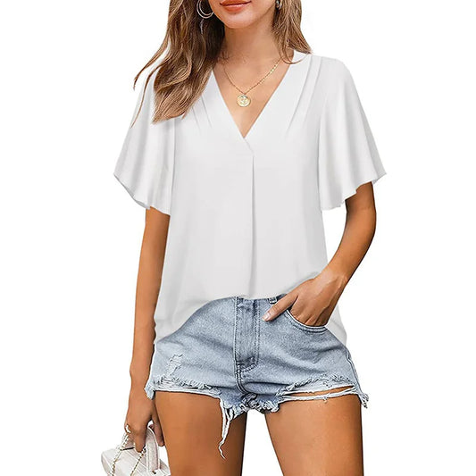 Frau in weißer Bluse und blauen Jeansshorts, modisch, Sommeroutfit, Freizeitkleidung.