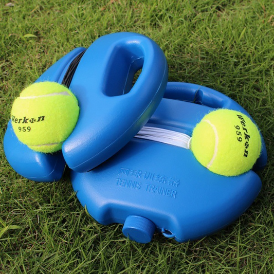 Blauer Tennis-Trainer mit zwei gelben Tennisbällen auf grünem Gras.