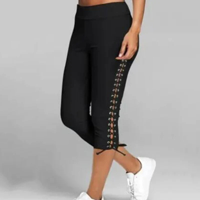 Schwarze Damen-Leggings mit Schnürung, knielang, sportlich, bequem, modisch.