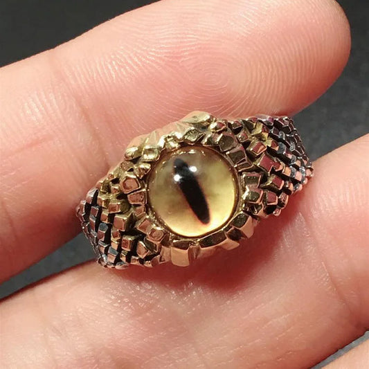 Goldener Drachenauge-Ring mit Schuppenmuster, Unisex-Schmuck, Fantasy-Design, Nahaufnahme.