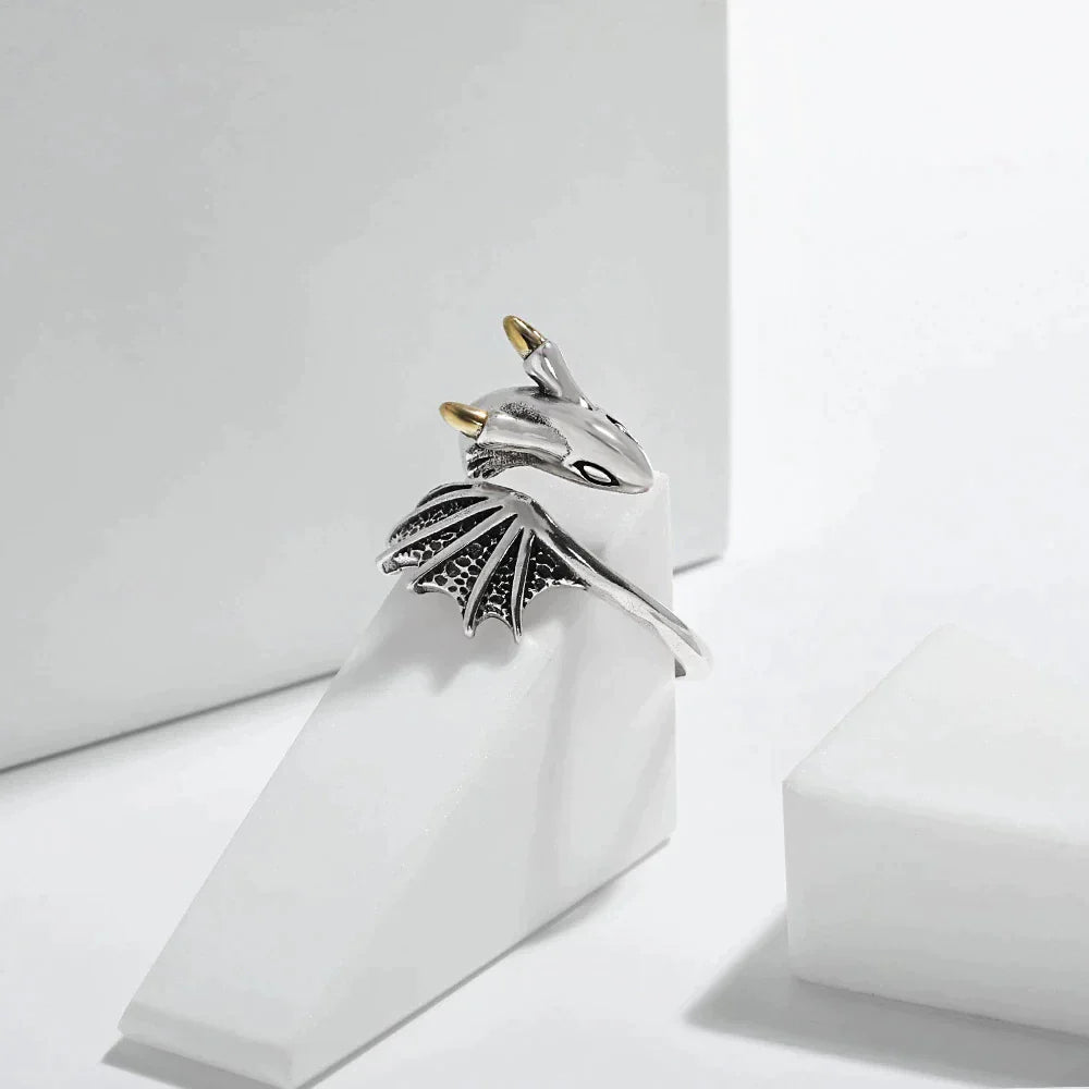 Silberner Drachenring mit Flügeln, goldene Hörner, Damen-Schmuck, Fantasy-Design.