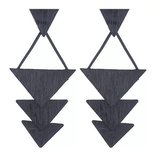 Schwarze geometrische Ohrringe, dreieckig, modern, aus Holz, handgefertigt, modisches Accessoire.