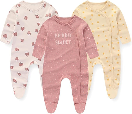 Drei Baby-Strampler aus Baumwolle, rosa, gelb, weiß, mit Erdbeer- und Sonnenmuster, langärmelig.