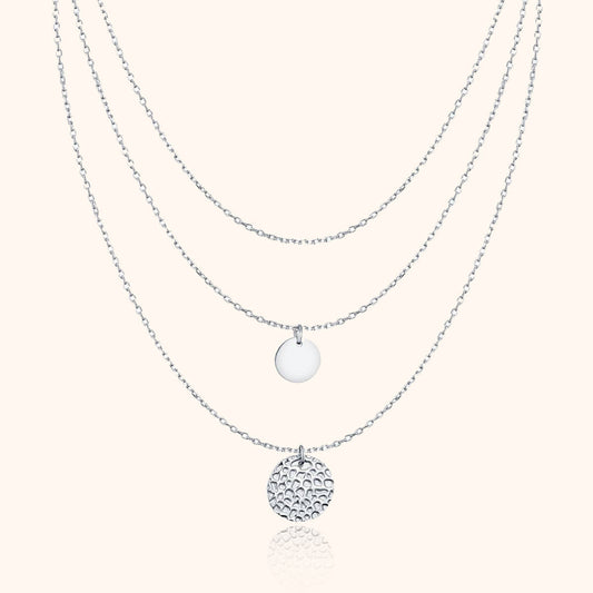 Silberne Halskette mit drei Anhängern, runde Plättchen, elegantes Schmuckdesign, Damenaccessoire.