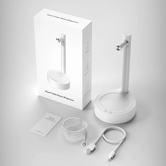 Weißer Smart-Tisch-Wasserspender mit Verpackung, USB-Kabel und Schlauch, modern und minimalistisch.