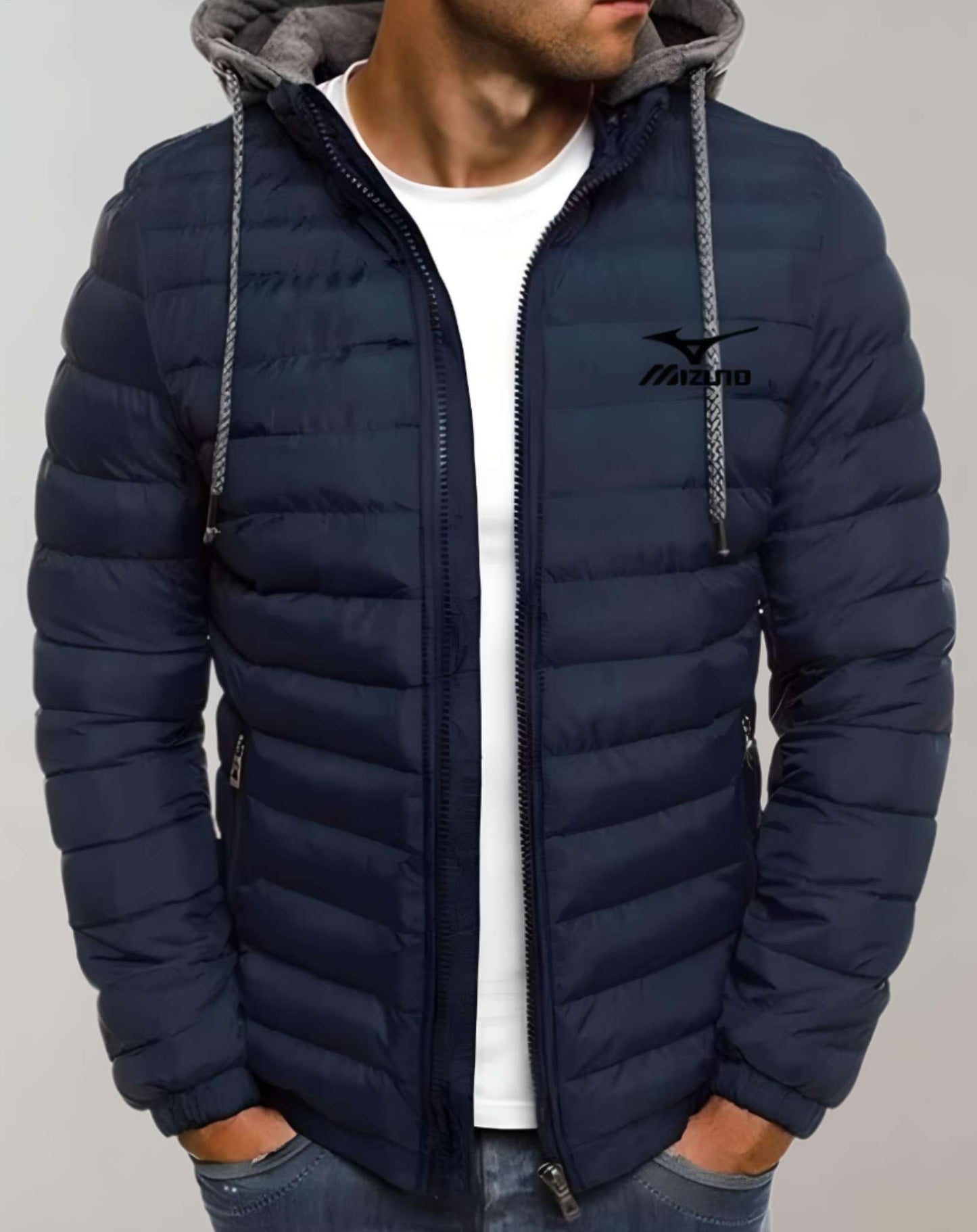 Dunkelblaue Daunenjacke mit Kapuze, Mizuno-Logo, Herrenmode, Winterbekleidung.