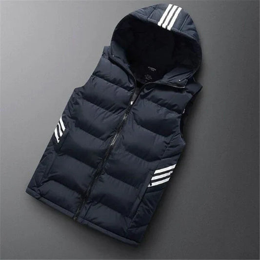 Schwarze Steppweste mit Kapuze und weißen Streifen, Herrenmode, Winterbekleidung.