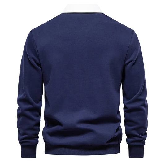 Dunkelblauer Herrenpullover mit weißem Kragen, langärmelig, aus Baumwolle, Rückansicht.
