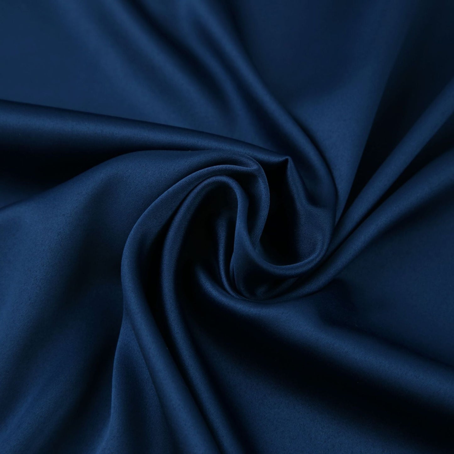 Dunkelblauer Satin-Stoff, luxuriös, glatt, ideal für elegante Kleidung und Dekoration.