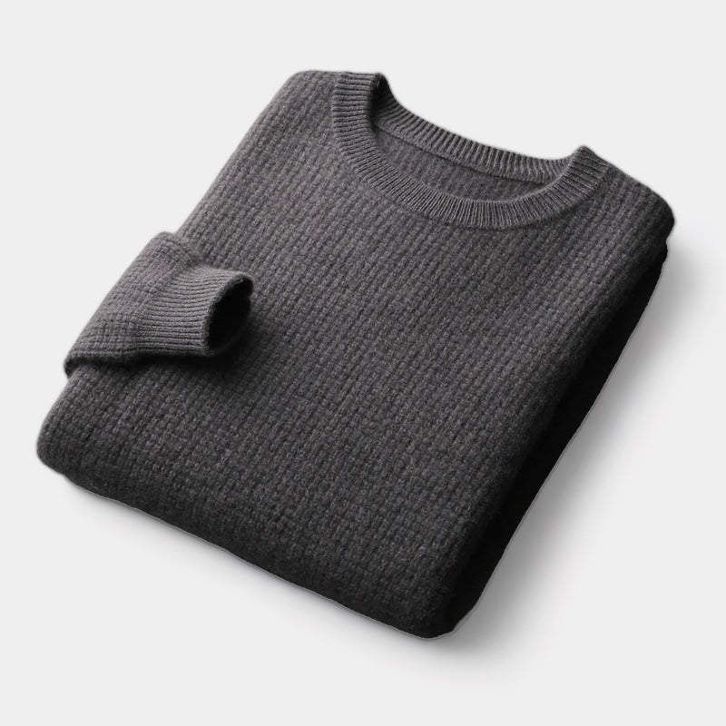 Dunkelgrauer Strickpullover aus Wolle, gefaltet, modisch, warm, Herrenbekleidung.