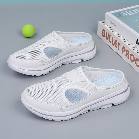 Weiße Sportschuhe aus Mesh, rutschfest, atmungsaktiv, für Damen, auf grauem Hintergrund.