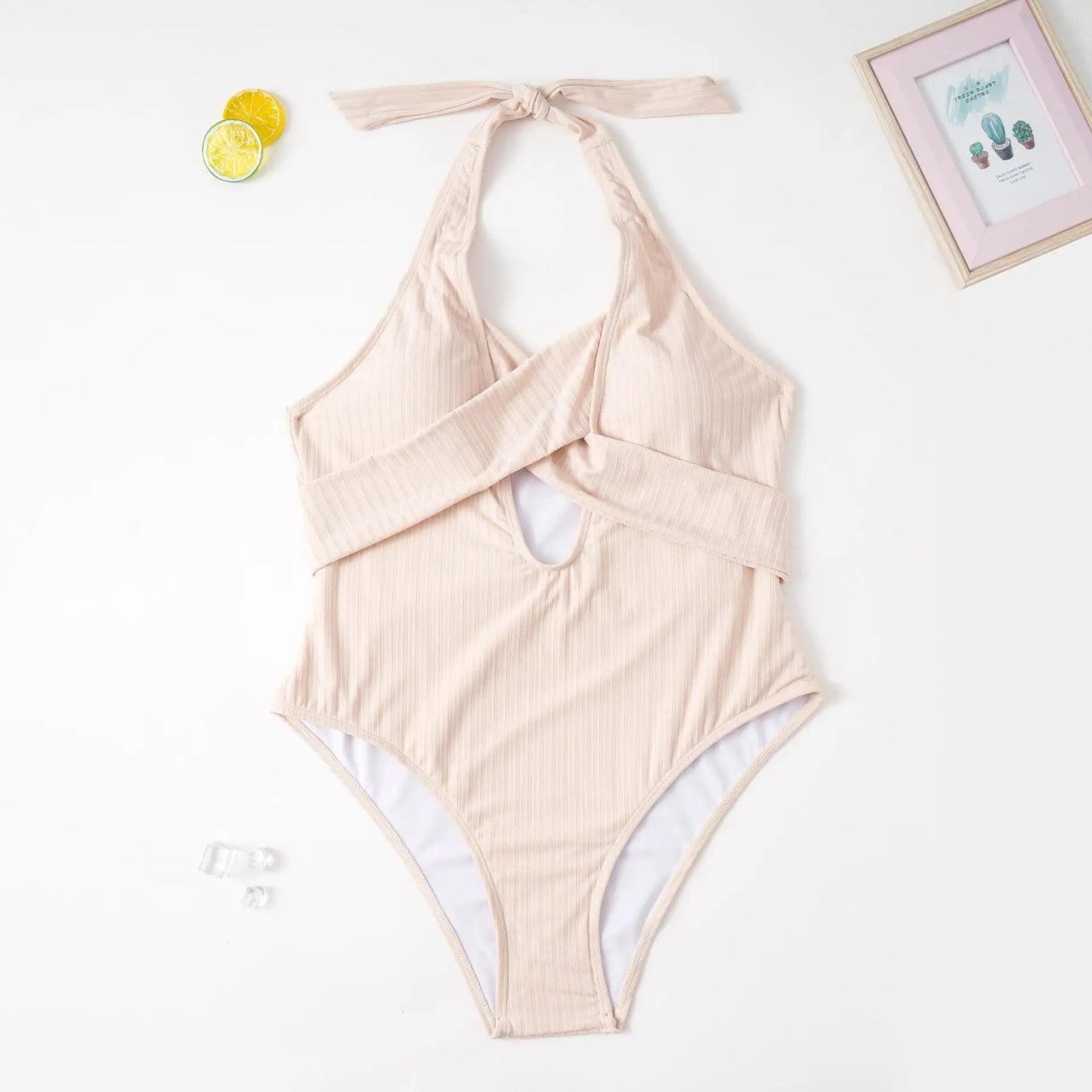 Beiger Badeanzug mit Neckholder, Cut-Out-Design, geripptem Stoff, Sommermode.