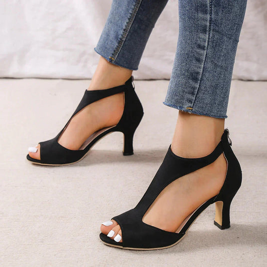 Elegante schwarze Sandalen mit Absatz, Damenmode, offenes Design, ideal für Sommeroutfits.