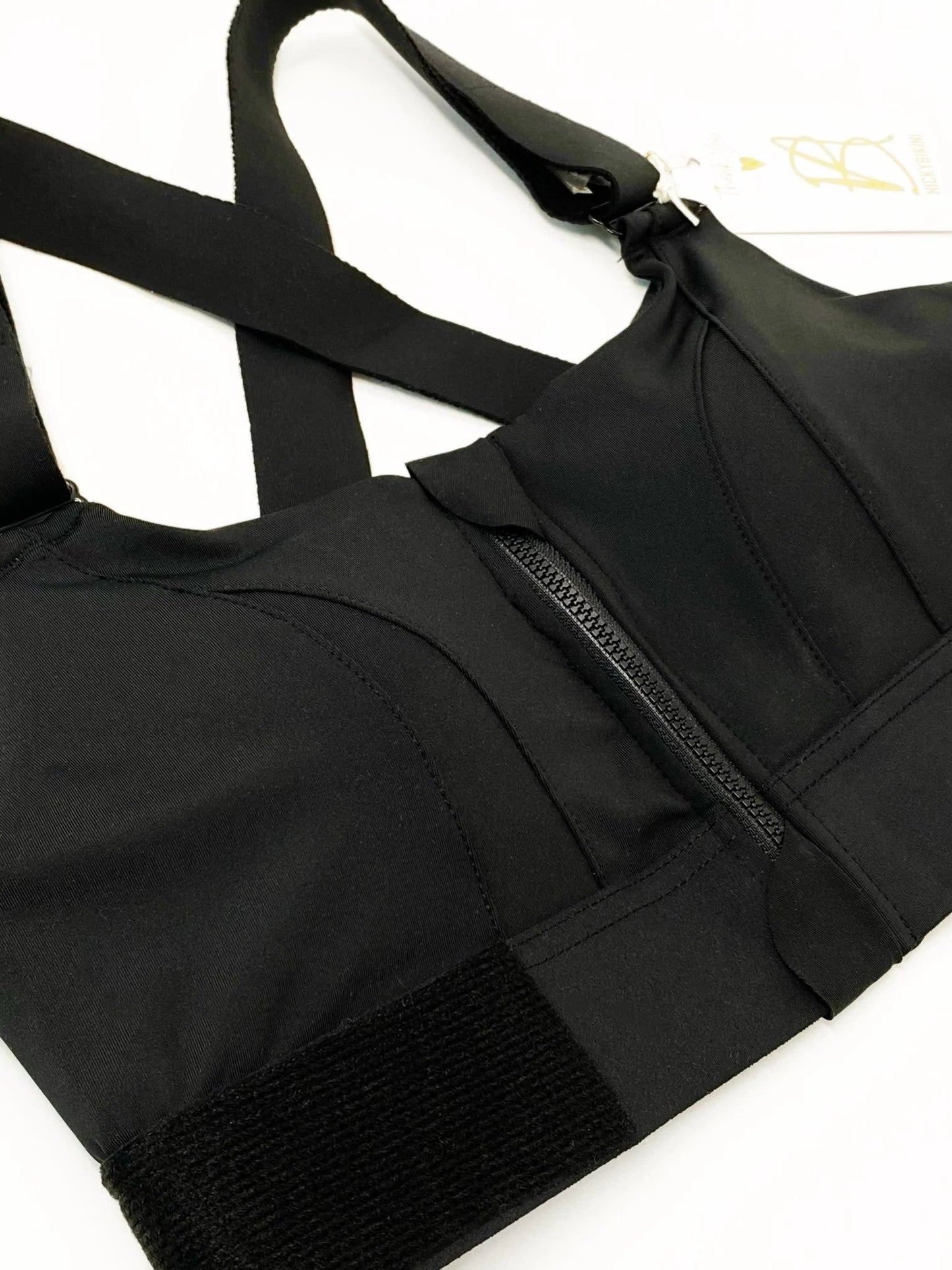 Schwarzer Sport-BH mit Reißverschluss, hoher Halt, Damen-Fitnessbekleidung, atmungsaktiv.